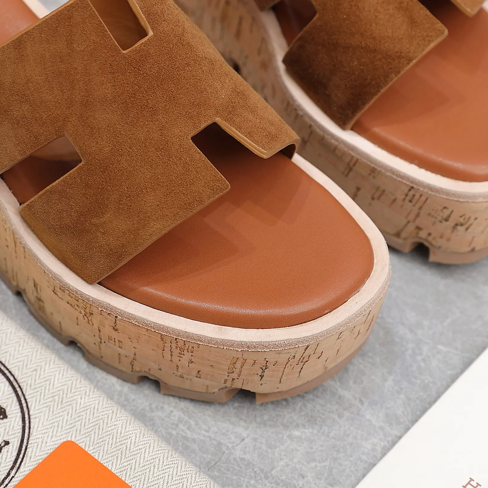 👟👟Ex-factory price 560👟👟 💥2024💥Hermès will continue the classic in 2022 Hermès Wood Grain Wedge H Slippers Hermès’ wedge sandals are the simplest, most durable and elegant I have ever seen! ! ! You can hold any style, the height of the 6cm wedge heel is easy to control, and the colors are all matching. The upper and the feet have her unique style, be sure to buy this one, it is truly classic, easy to wear and look good! Fabric: Imported cowhide, sheepskin lining, sheepskin feet, Italian original leather outsole welt, log water pine wrapped water table, rubber non-slip original outsole Color: 11 colors Code number: 35-40 Full set of original packaging